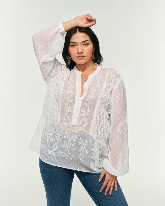 Discover our blouses for all body shapes. Elegance and comfort guaranteed