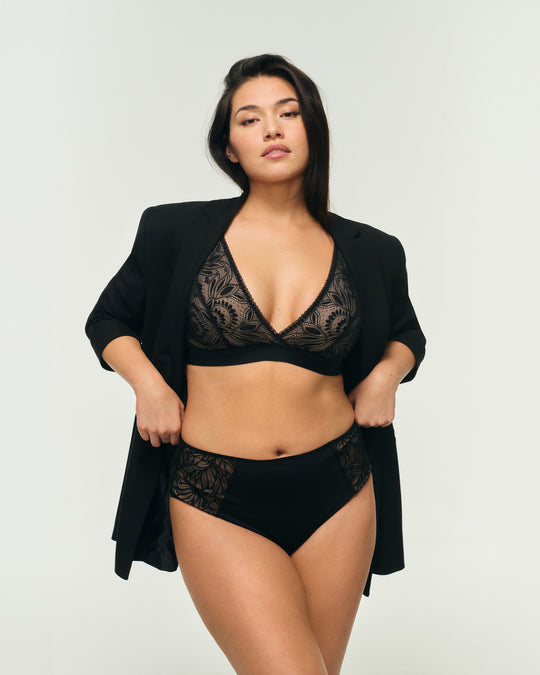 Underwired plus-size lingerie (bras, panties, bodysuits) in lace with adjustable straps.