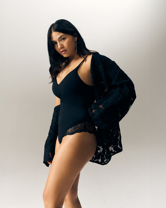 Fall for our black lace bodysuit, a glamorous and refined piece. Combining elegance and comfort, it enhances your figure while offering a sensual, modern look.